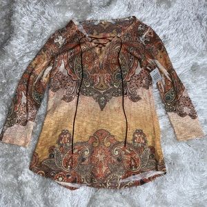 Reba Women’s Sierra Sunrise Embellished Filigree Medallion Top Size Small